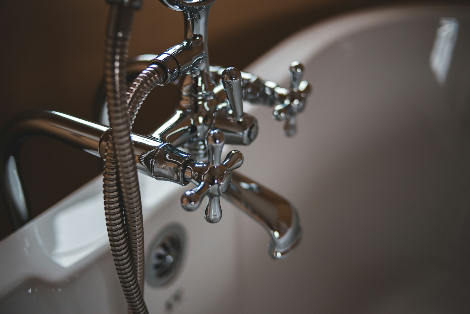 Hochwertige Chrom-Armatur an einer freistehenden Badewanne