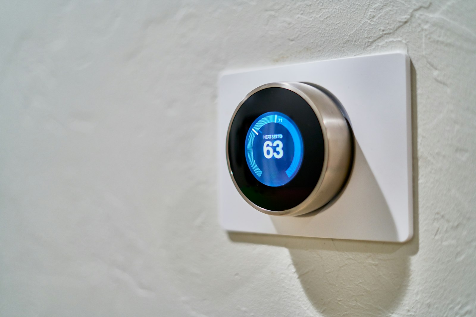 Modernes digitales Raumthermostat einer neu eingebauten Heizungsanlage