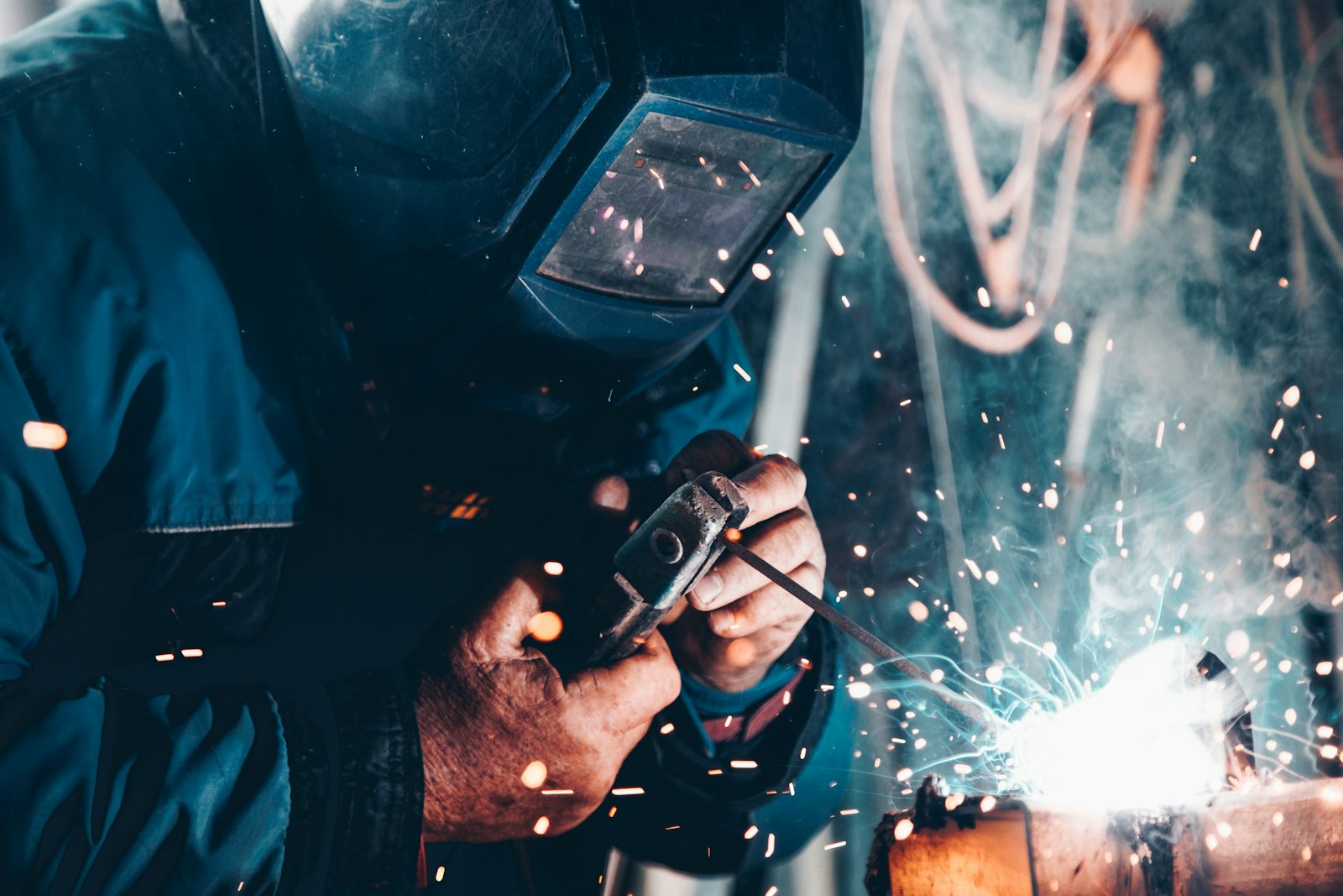 Schweißarbeiten mit Funkenflug bei Metallbauarbeiten in der Werkstatt